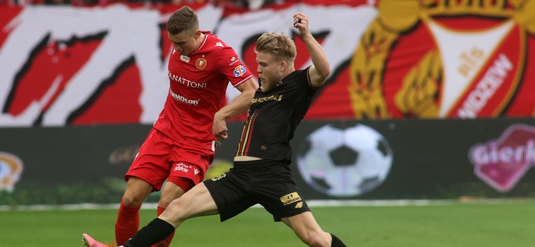 Korona bez trenera i punktów w Łodzi. Awans Widzewa [WIDEO]