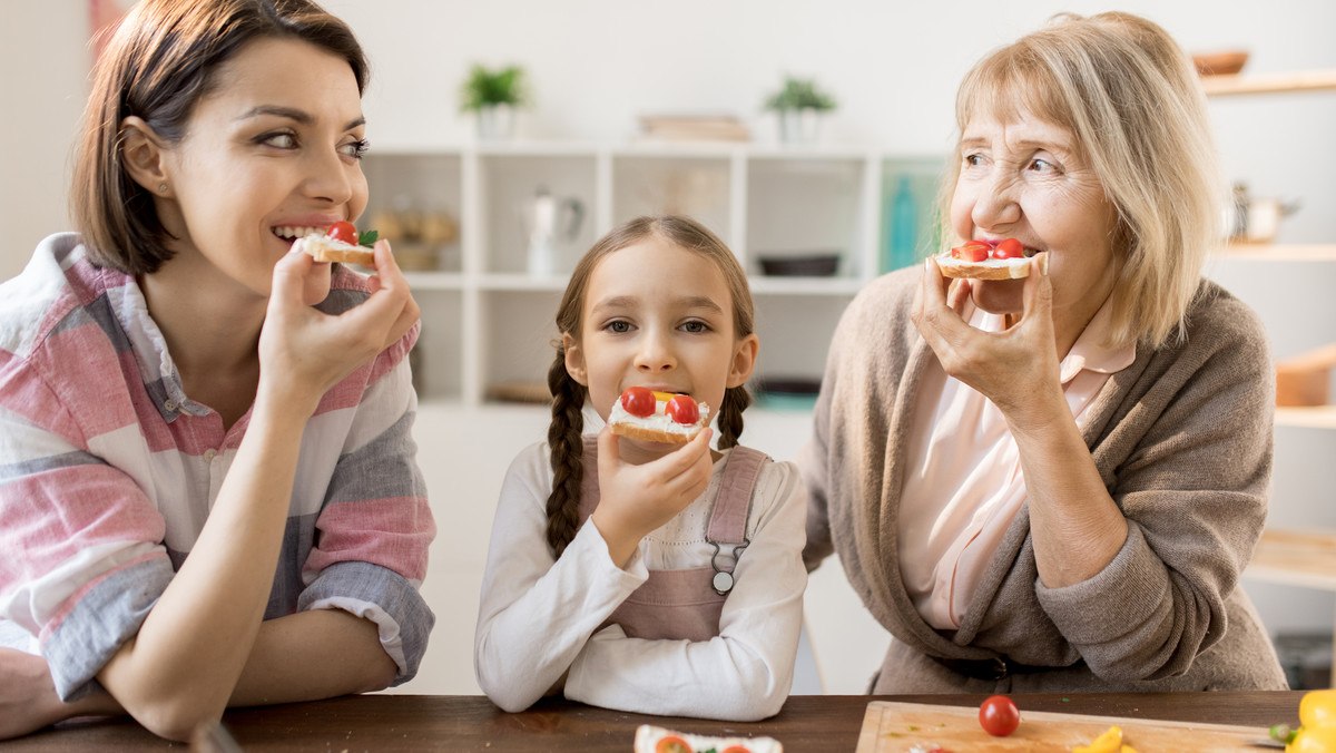 W maju świętujemy Dzień Matki i jest to bardzo wyjątkowy dzień. Dzień przyjemny nie tylko dla mam, ale też dzieci, które często prześcigają się w pomysłach. Czym w tym roku zaskoczyć swoją mamusię? Jako mama trzech córek mogę śmiało powiedzieć, że najlepszym prezentem zawsze jest dla mnie to, że, po pierwsze: pamiętają o tym dniu, a po drugie, że zawsze wkładają kawał serca w przygotowanie. I nie chodzi tutaj o materialne rzeczy. Podrzucę Ci dziś kilka pomysłów na „jadalne prezenty”, którymi miło zaskoczysz swoją rodzicielkę, a przy okazji cała rodzina spędzi czas przy stole, na rozmowach i wspólnym posiłku. Bo o to właśnie tutaj chodzi!