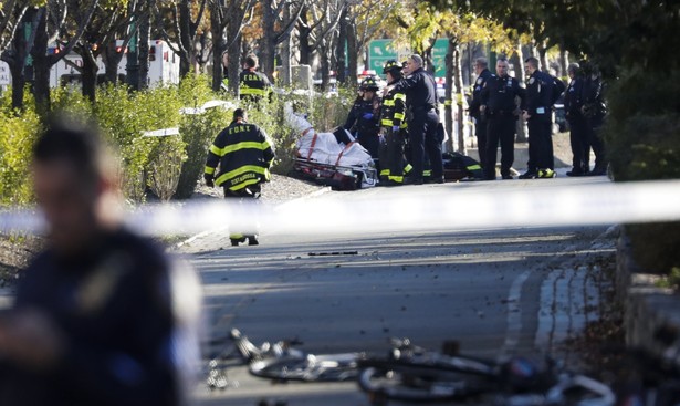 "Łączę się w bólu z rodzinami ofiar ataku terrorystycznego w #NowyJork. Ta tragedia nie powinna się zdarzyć... #NewYorkAttack" - napisał Karczewski.