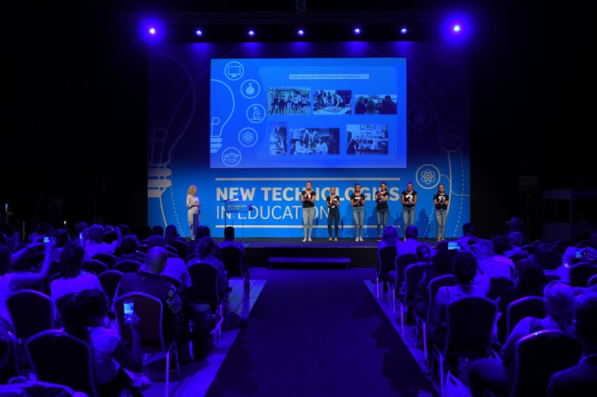 Natalija Budinski sa đacima škole "Petro Kuzmjak"