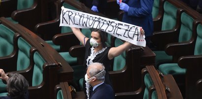 Posłanka Jachira protestuje w Sejmie. Co zarzuca Dudzie?