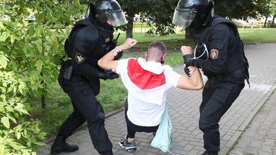 Mińsk 13.09 służby zatrzymują uczestników opozycjyjnego marszu dla bohaterów 