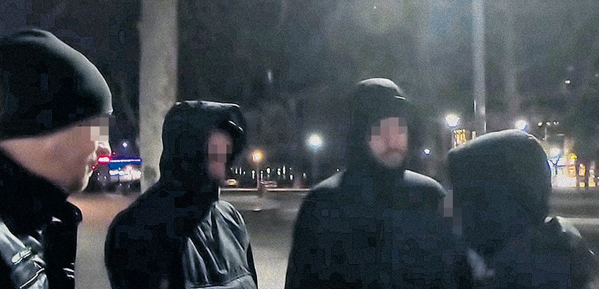 Grupe od tri ili četiri mladića u kapuljačama presreću migrante