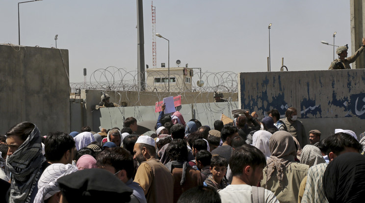 Amerikai katonák a kerítésen belül, kívül bebocsátásra váró emberek a kabuli Hamid Karzai Nemzetközi Repülőtér előtti ellenőrző pontnál 2021. augusztus 26-án / Fotó: MTI/AP/Wali Sabawoon