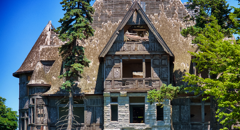 The Carleton Island Villa, a dilapidated mansion that sits on an island in Cape Vincent, New York, hasn't been inhabited for 70 years.