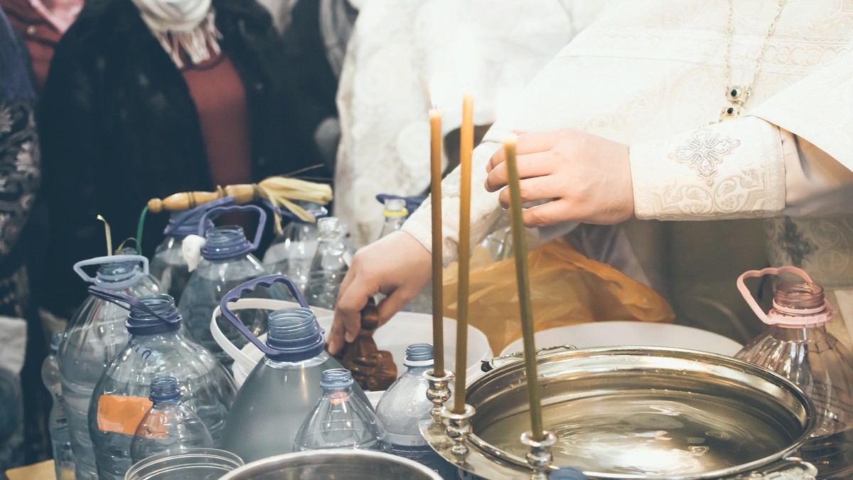 Krstovdan i osvećena voda: Stara tajna naših baka sa dve čaše