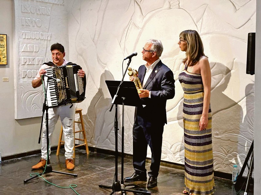 Direktor muzeja u Nju Orleansu Greg Lambosi otvara izložbu