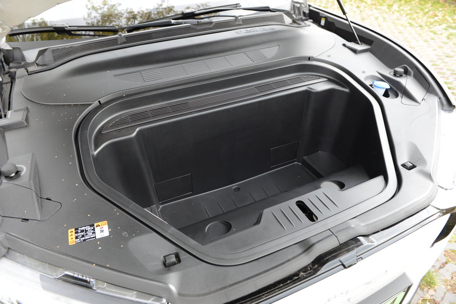 Ford Mustang Mach-E Frost White - elementy na pędu udało się tak rozmieścić, że również z przodu mamy jeszcze sporo przestrzeni na bagaże.