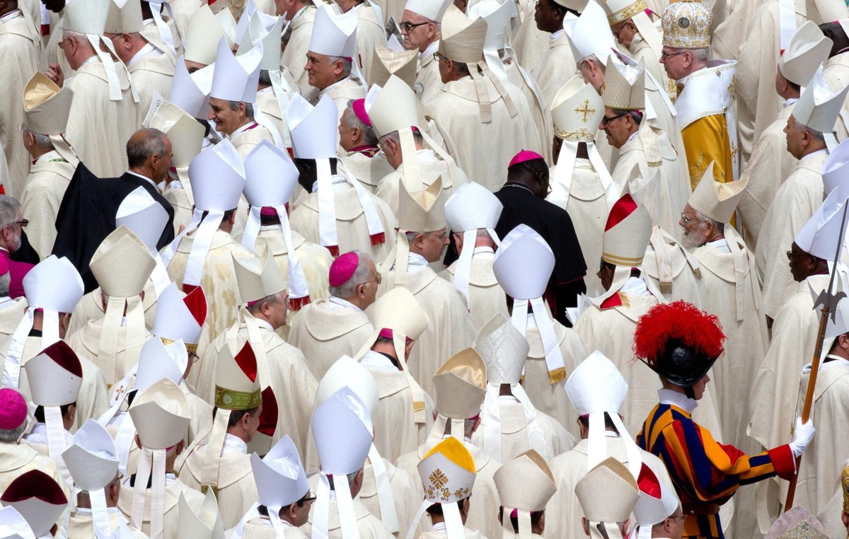 Kardynałowie i biskupi na placu św. Piotra