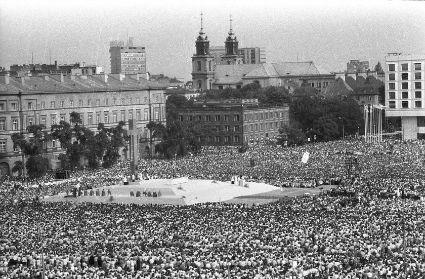 Msza na placu Zwycięstwa w Warszawie