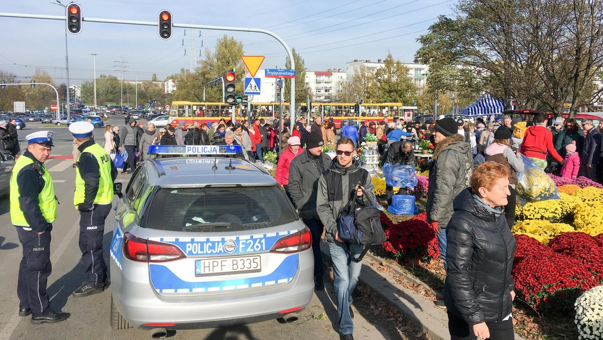 Idziesz na cmentarz? Policja radzi jak zrobić to bezpiecznie