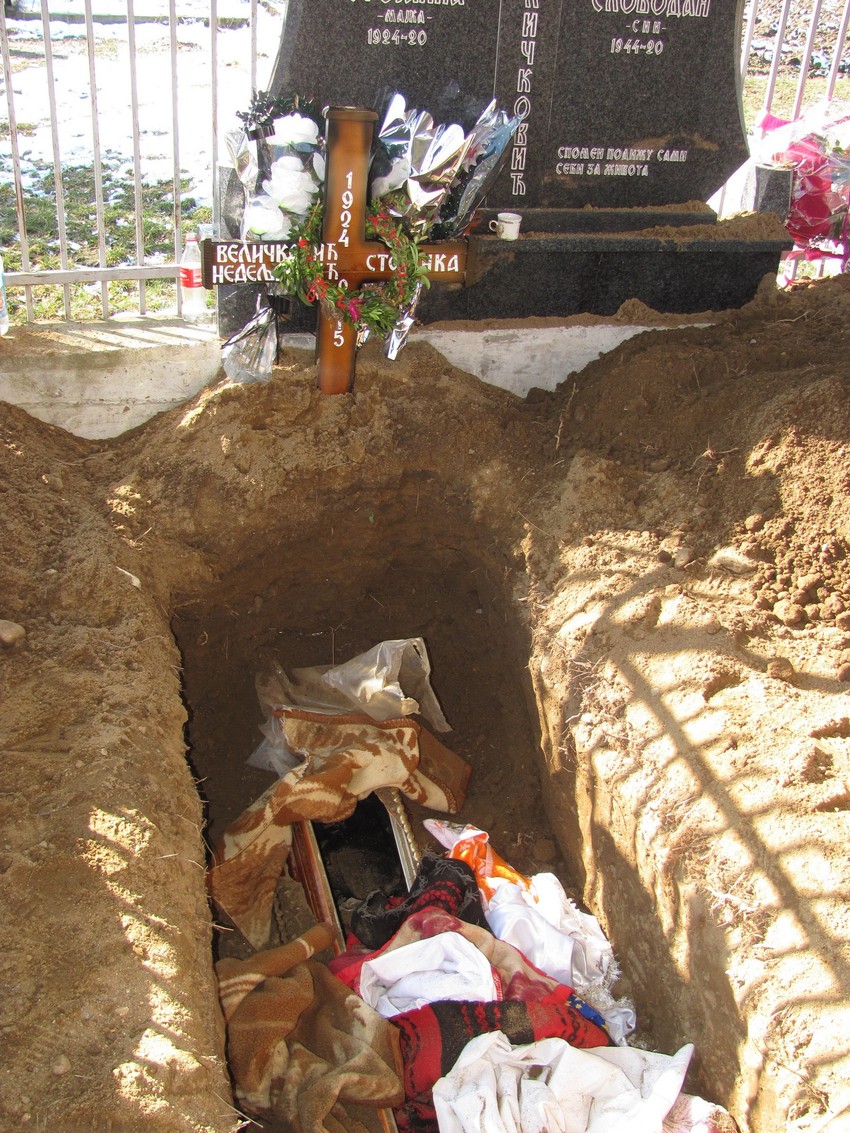 Oskrnavljen grob „Došao sam da po običaju zapalim ujutru sveću. Ono što sam video šokiralo me je. Ovako nešto se nikada nije desilo u našem kraju“, priča Mladenović.