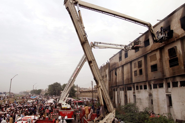 Ratownicy wchodzą do wnętrza fabryki