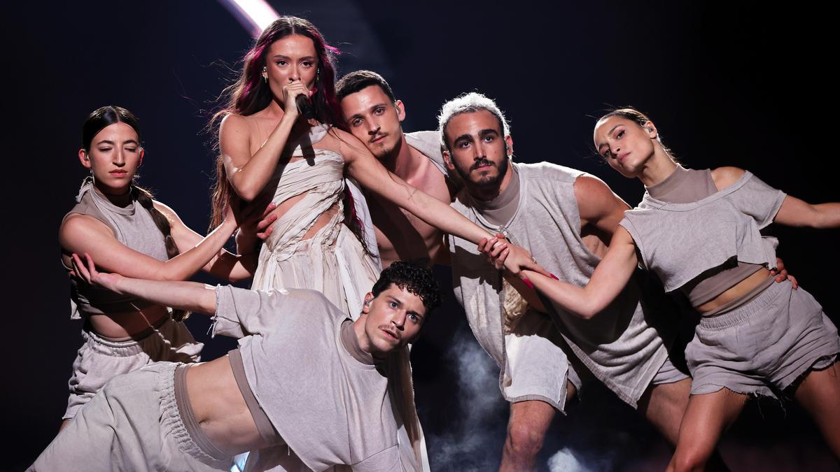 Folytatódott a botrány: a korábban is kifütyült izraeli énekesnő ismét színpadra lépett az Eurovízió döntőjében, így fogadta az aréna – videó