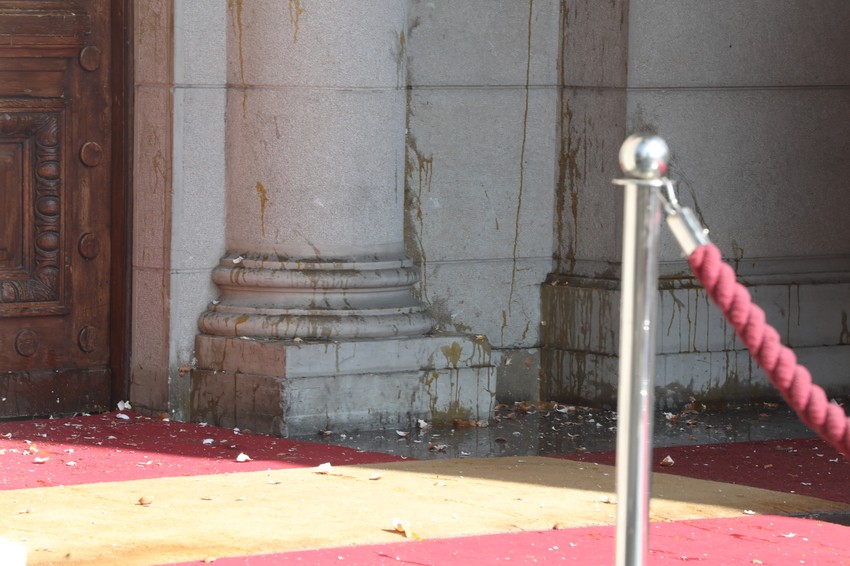 Ulaz u Skupštinu Srbije pun razbijenih jaja