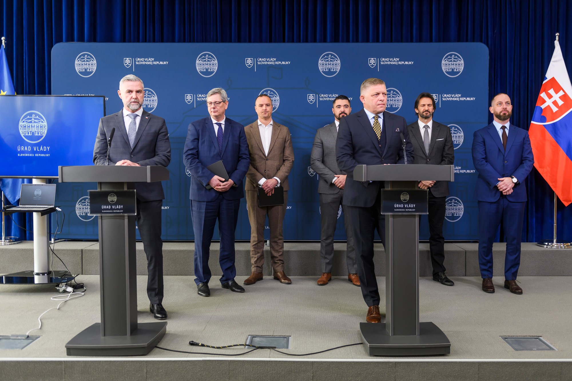 Zľava poslanec NR SR Tibor Gašpar (Smer-SD), minister spravodlivosti SR Boris Susko (Smer-SD), advokát David Lindtner, štátny tajomník Ministerstva spravodlivosti SR Pavol  Gašpar, predseda vlády SR Robert Fico (Smer-SD), vicepremiér a minister obrany SR Robert Kaliňák (Smer-SD) a advokát Marek Para počas tlačovej konferencie.