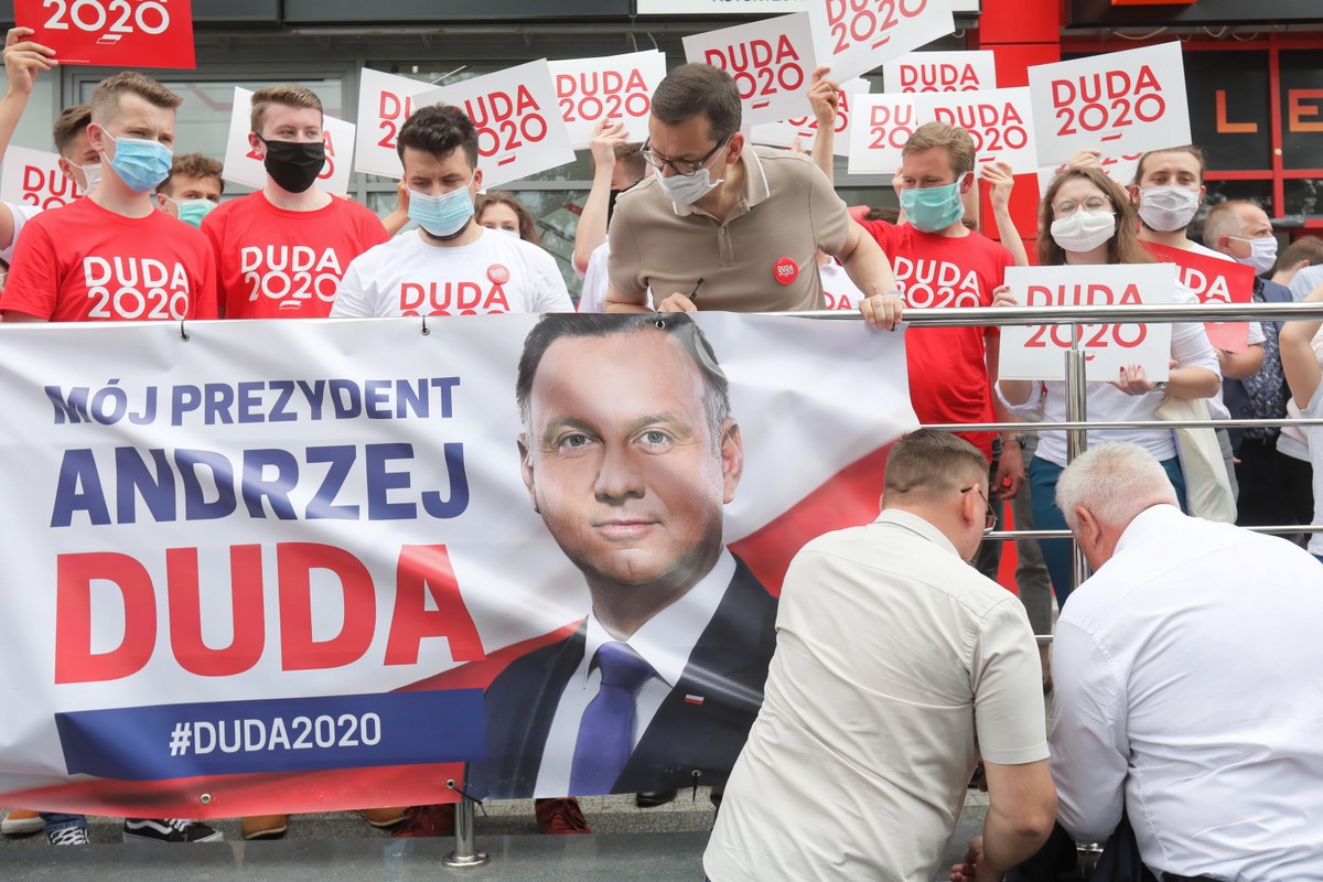 Mateusz Morawiecki z banerem wyborczym Andrzeja Dudy