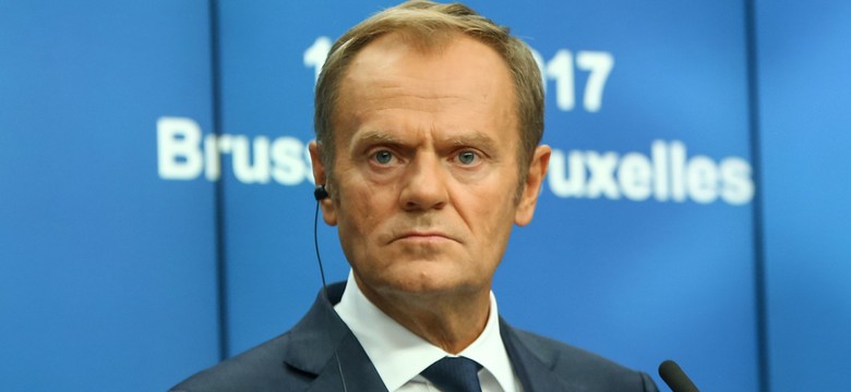 Bruksela: Tusk w ogniu krytyki za niechęć wobec obowiązkowych kwot uchodźców