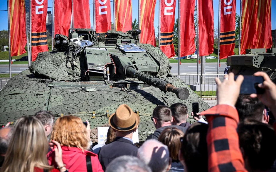 Zapadne zemlje su pomogle ukrajinsku odbranu - ljudi u Moskvi gledaju švedski oklopni lični transporter, koji su ruske snage zarobile u Ukrajini | Foto: Alexander Nemenov / AFP via Getty Images
