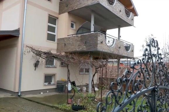 PODIGNUTA TERASA, SREĐENA I FASADA Ovo je kuća Milice Todorović u Kruševcu: Pevačica stalno dolazi posle porođaja, a majka joj pomaže u svemu (FOTO)