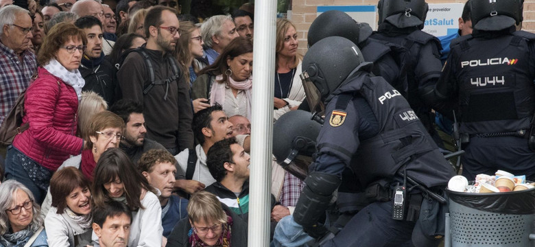 Starcia z policją w Barcelonie. Burmistrz miasta mówi o ponad 760 rannych. ZDJĘCIA z zajść podczas referendum