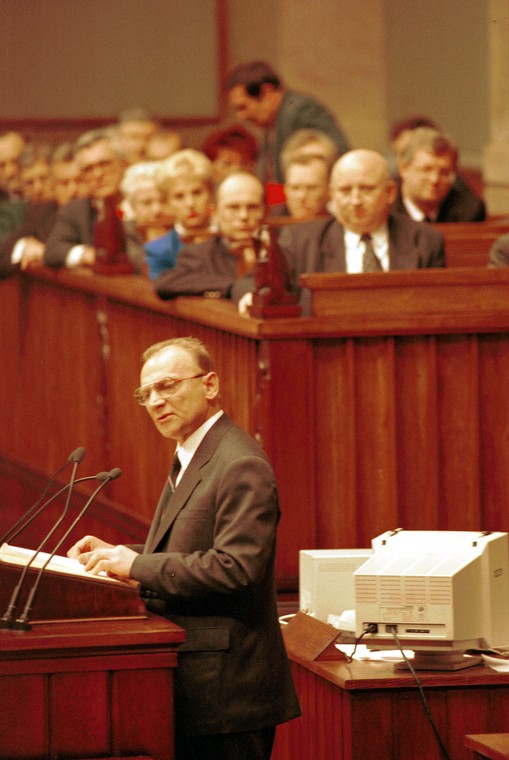 Andrzej Milczanowski podczas sejmowego wystąpienia. W ławach rządowych Józef Oleksy