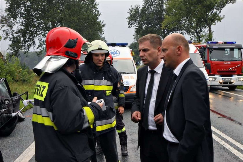 Wypadek po pogrzebie Leppera. Rannym pomagał minister!