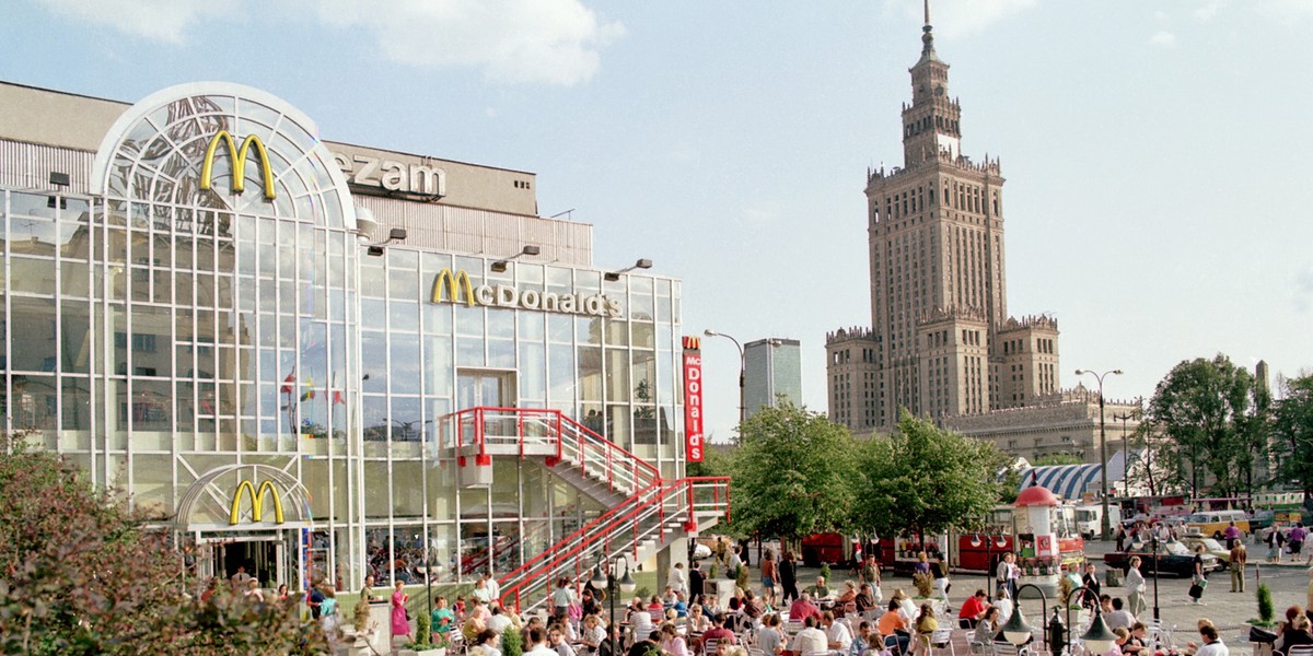 Pierwszy w Polsce bar szybkiej obsugi McDonald's.