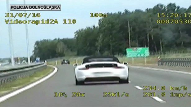 Pędził Porsche ponad 250 km/h, ale policji nie uciekł. Teraz odpowie przed sądem