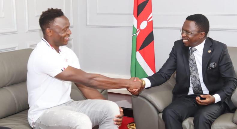 Victor Wanyama (left) and Sports CS Ababu Namwamba [Twitter]