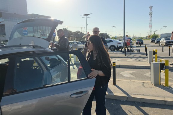 Pevačica sa mužem milionerom na aerodromu, njena koleginica NOSI TORBU OD 5.000 EVRA Poznati stigli sa nastupa, tu je i ćerka Mileta Kitića sa dečkom (VIDEO)