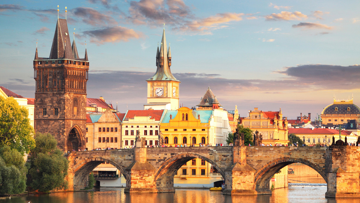Czechy: wandal pomalował część zabytkowego Mostu Karola w Pradze