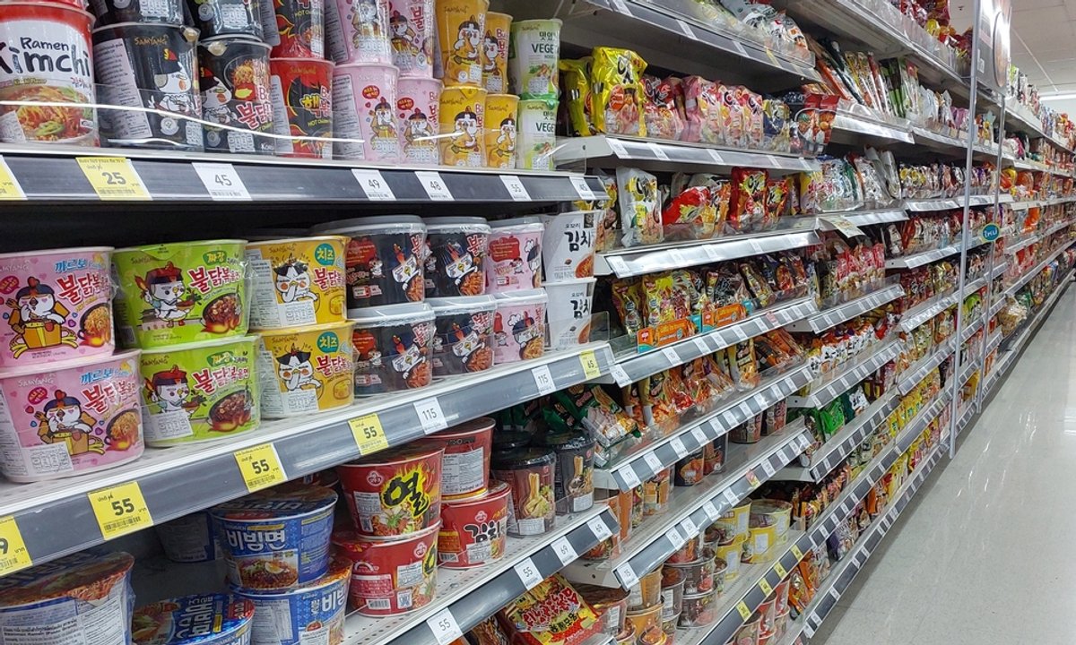 W Polsce zajadamy się tymi zupkami. W Danii je wycofano. Mogą uszkodzić przełyk