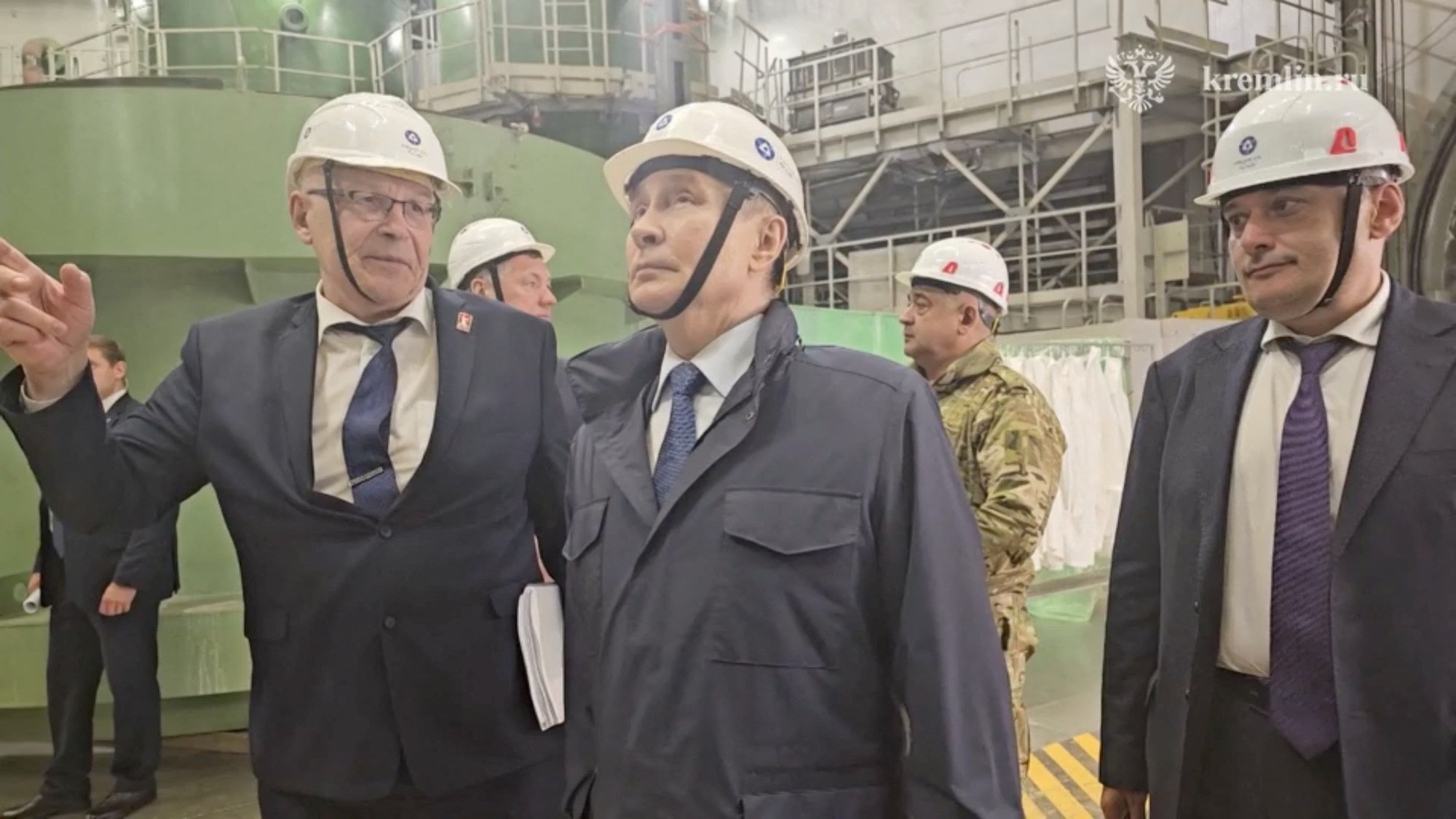 Vladimir Putin na návšteve jadrovej elektrárne v Kursku