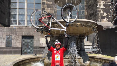 Interjú a fanatikus drukkerrel, aki Kölnig biciklizett a BL-döntő miatt
