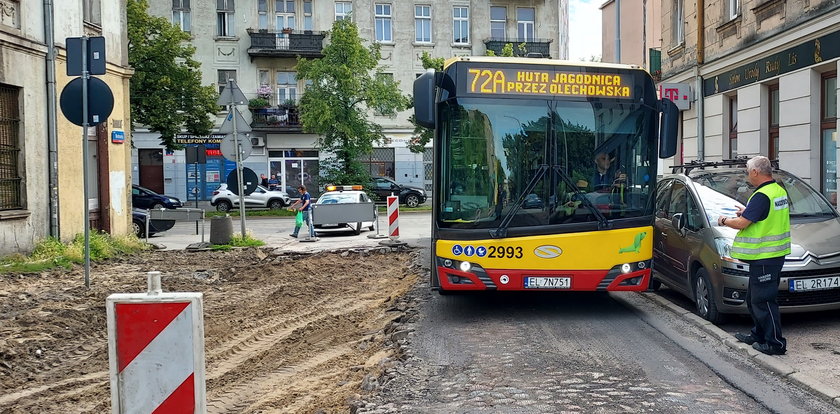 Problem na remontowanej ulicy Bednarskiej. Kierowca autobusu MPK Łódź nie chciał ryzykować. Wyznaczono objazdy