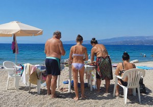 Paradajz turisti prešli igricu, nasred plaže u Grčkoj napravili kafanu, ljudi besni zbog prizora / ILUSTRACIJA