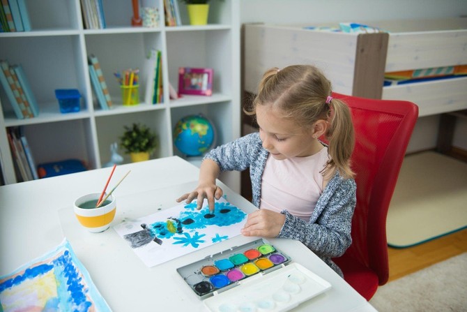 Već sa 18 meseci dete može da koristi voštane bojice ili plastelin. Kasnije i tempere i vodene boje