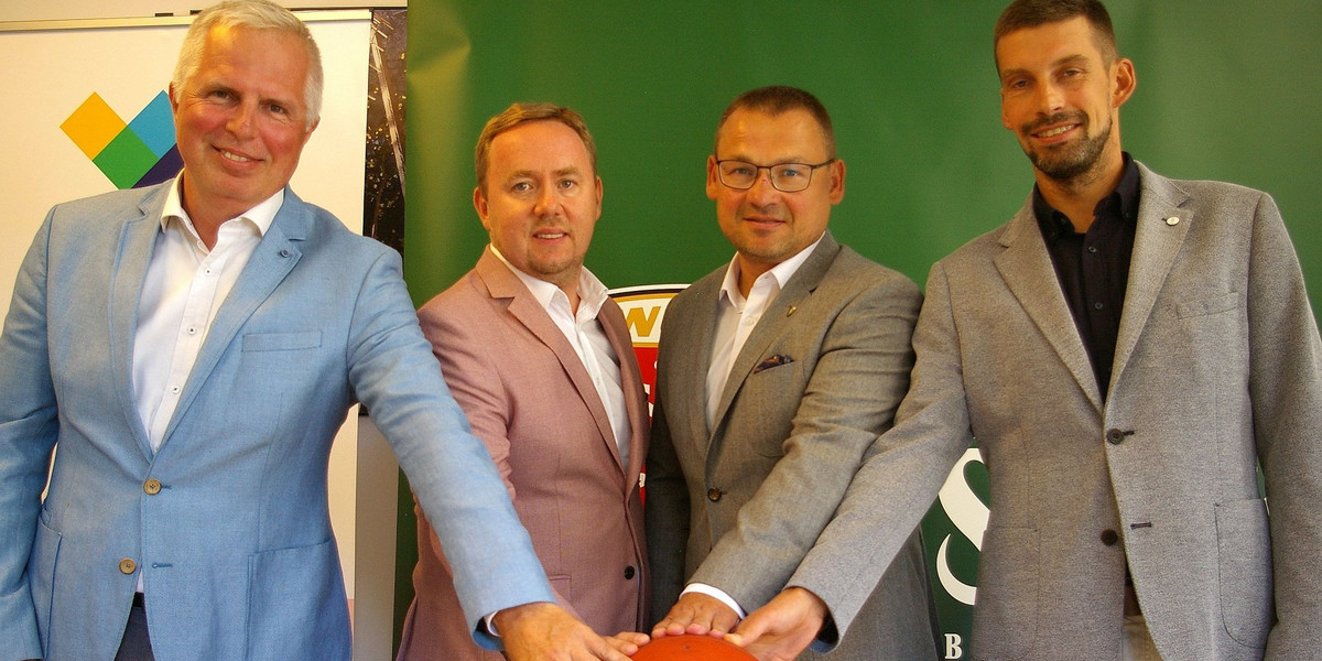 Zdjęcie po podpisaniu umowy w sierpniu 2020 roku. Od lewej wiceprezes TBS Wrocław Marek Łapiński, prezes Marcin Kij, Michał Lizak (prezes Śląsk Wrocław Basketball S.A.) i wiceprezes TBS Paweł Inglot.