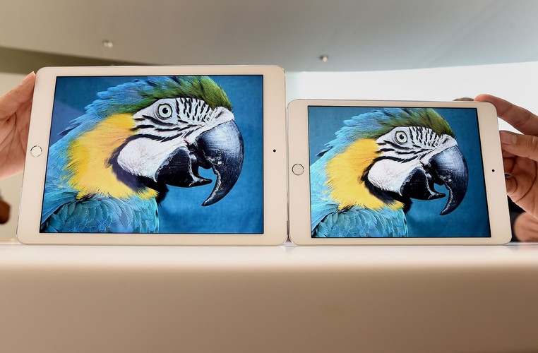 iPad firmy Apple Inc Air 2 (po lewej) i iPad Mini 3 (po prawej)<br><br>Fotograf: Noah Berger / Bloomberg