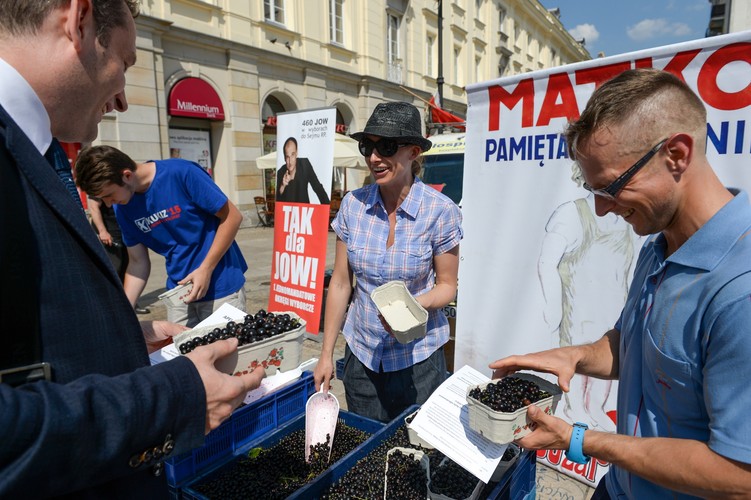 Zwolennicy Pawła Kukiza rozdają porzeczki