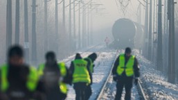 wykoleił się pociąg na mazowszu. wagony wciąż leżą poza torami. kiedy