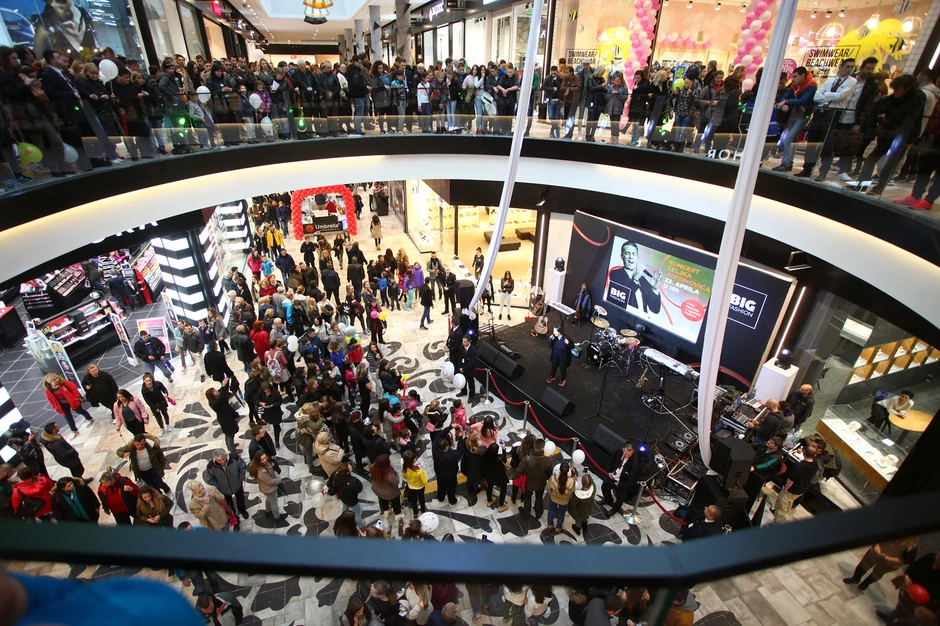 Goste zabavljale Marija Serdar i Darija Vračević