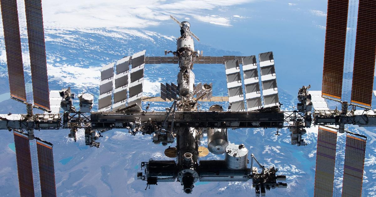 Un astronauta en la Estación Espacial Internacional tomó una foto impresionante de la luna al atardecer