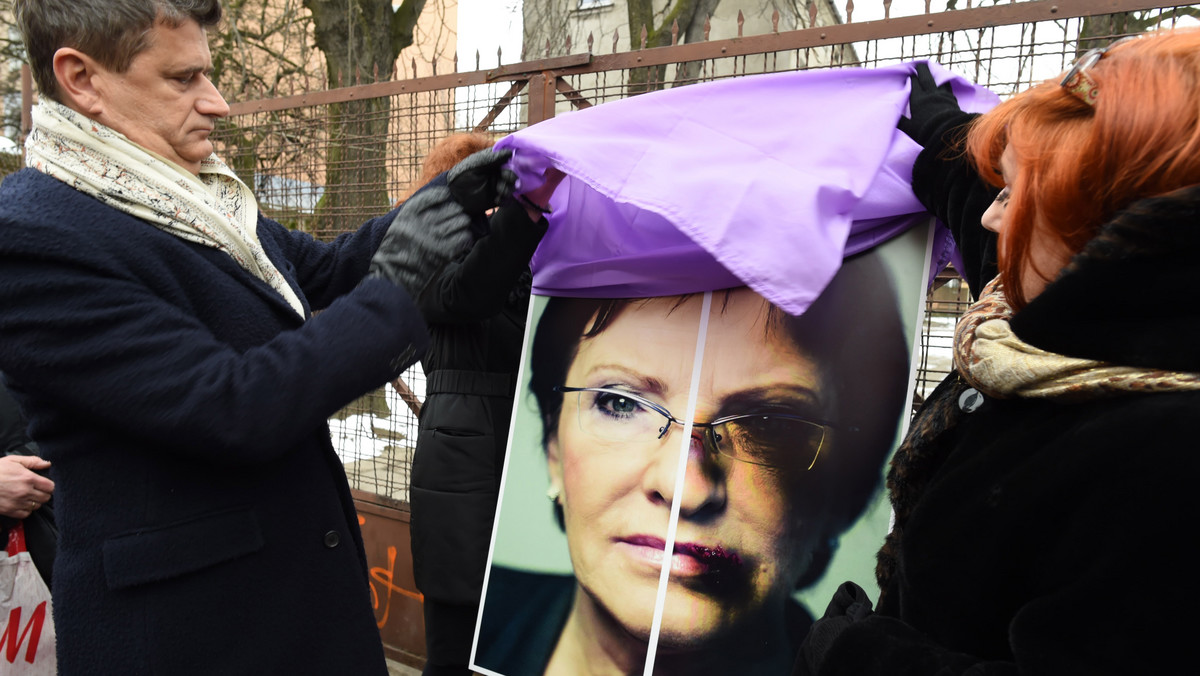 Podzielona na pół twarz premier Ewy Kopacz - częściowo ucharakteryzowana na ofiarę przemocy - pojawiła się na plakacie zaprezentowanym w Łodzi przez Janusza Palikota. Lider Twojego Ruchu wezwał do uchwalenia konwencji o przeciwdziałaniu przemocy. Jeśli tak się nie stanie, TR rozpocznie kampanię społeczną, wykorzystując wizerunek premier Ewy Kopacz - zapowiedział.