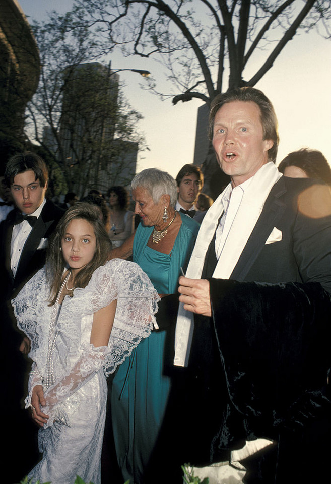 Angelina Jolie (na zdjęciu z Jonem Voightem) w 1986 r.