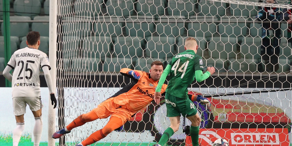 Legia Warszawa na własnym stadionie przegrała z Wartą Poznań. 