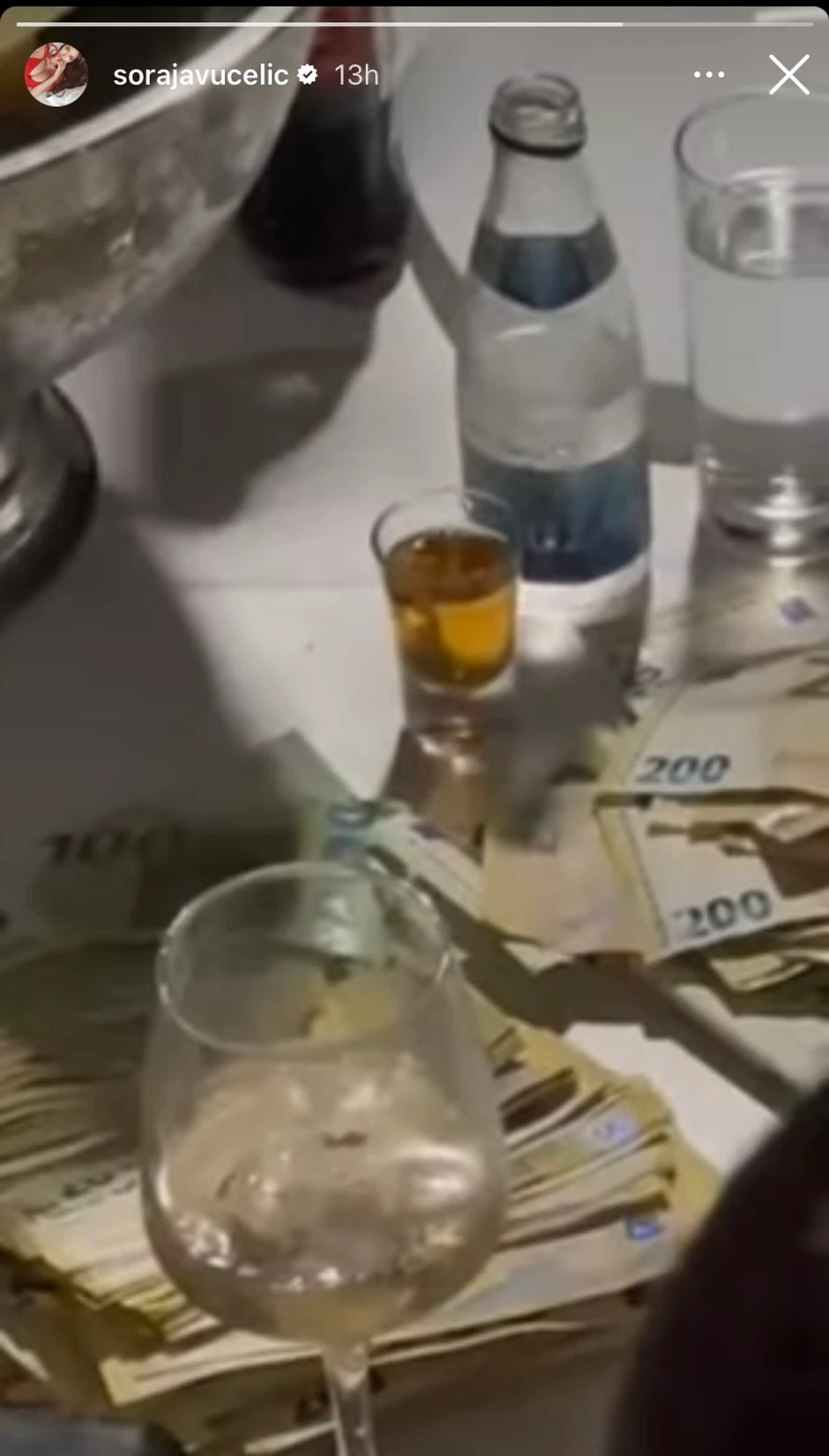 Soraja Vučelić snimila pevača kako dobija bakšiš