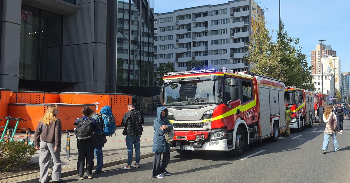 Strażacy rozłożyli poduszki powietrzne w centrum Warszawy. To nie są ćwiczenia