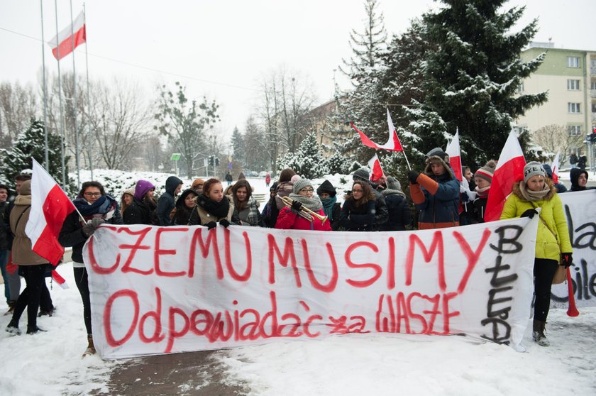 Protest w obronie szkoły